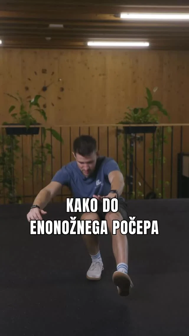 💪 Enonožni počep oz. “pistol squat” je kompleksen gib, ki vključuje moč, ravnotežje, motorični nadzor in gibljivost.Tukaj je nekaj vaj, ki jih lahko uporabiš za odpravljanje pomanjkljivosti, ki te omejujejo pri izvajanju vaje.